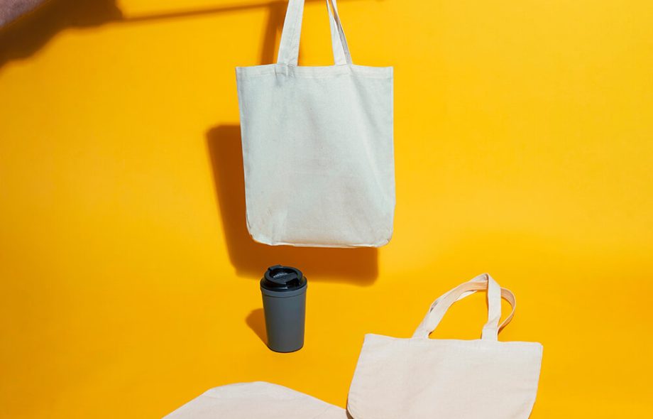 Eco-friendly sustainable cotton tote bags made from organic materials, perfect for daily use and reducing plastic waste.