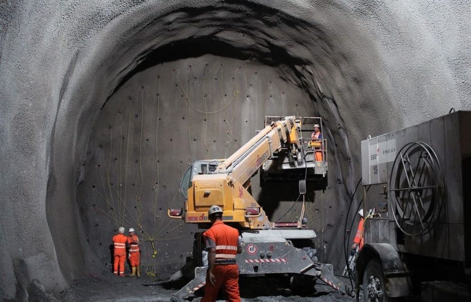 Important Role of Mobile Cranes in Underground Tunneling Operations